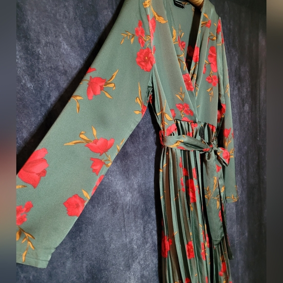 PrettyLittleThing Green and Red Floral Long Sleeve Dress NWOT - Picture 3 of 12